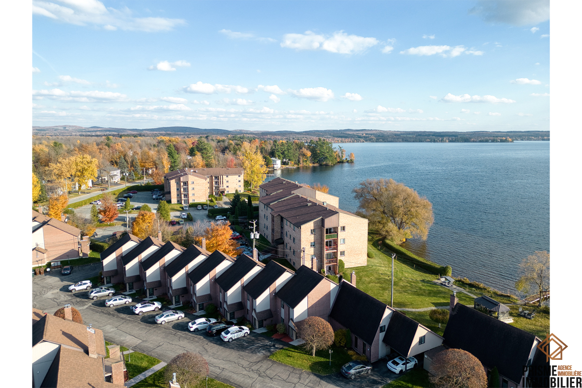 Superbe maison à vendre à Sherbrooke . Cette maison à vendre à Sherbrooke  vous intéresse? Contactez un de nos courtiers immobiliers pour plus d'information sur cette maison à vendre au 264 Av. du Parc Sherbrooke (Brompton/Rock Forest/Saint-Élie/Deauville) (Estrie), Québec, J1N3M6