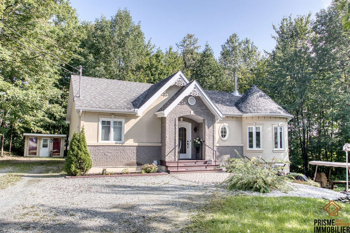 Découvrez cette superbe propriété disponible via notre agence immobilière à Sherbrooke au prix de $549,900 Ascot Corner.